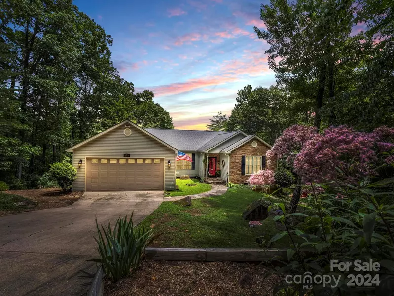 129 Thrush CT, Lake Lure, NC 28746