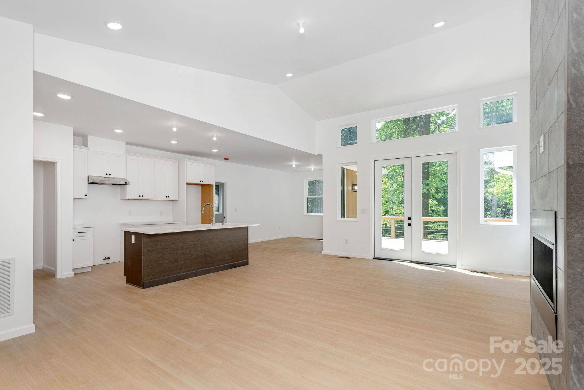 Flat Rock, NC 28731,654 Hollybrook DR