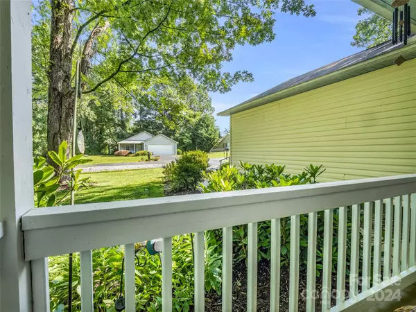 East Flat Rock, NC 28726,61 Simmons DR