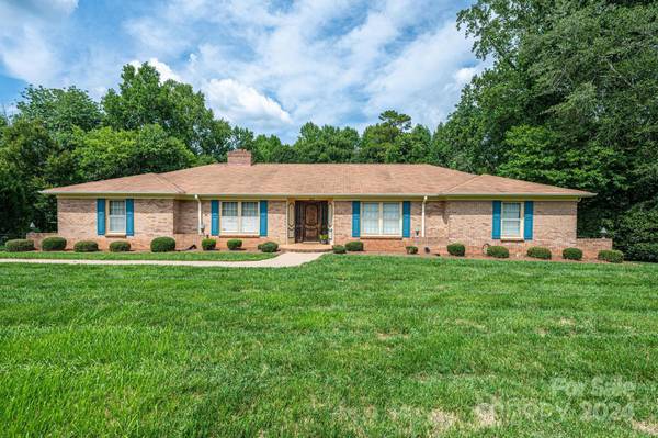 370 21st AVE NW, Hickory, NC 28601