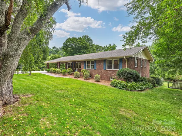 11 Country RD, Hendersonville, NC 28791