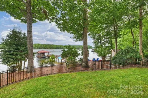 Troutman, NC 28166,139 Hawkes Point DR