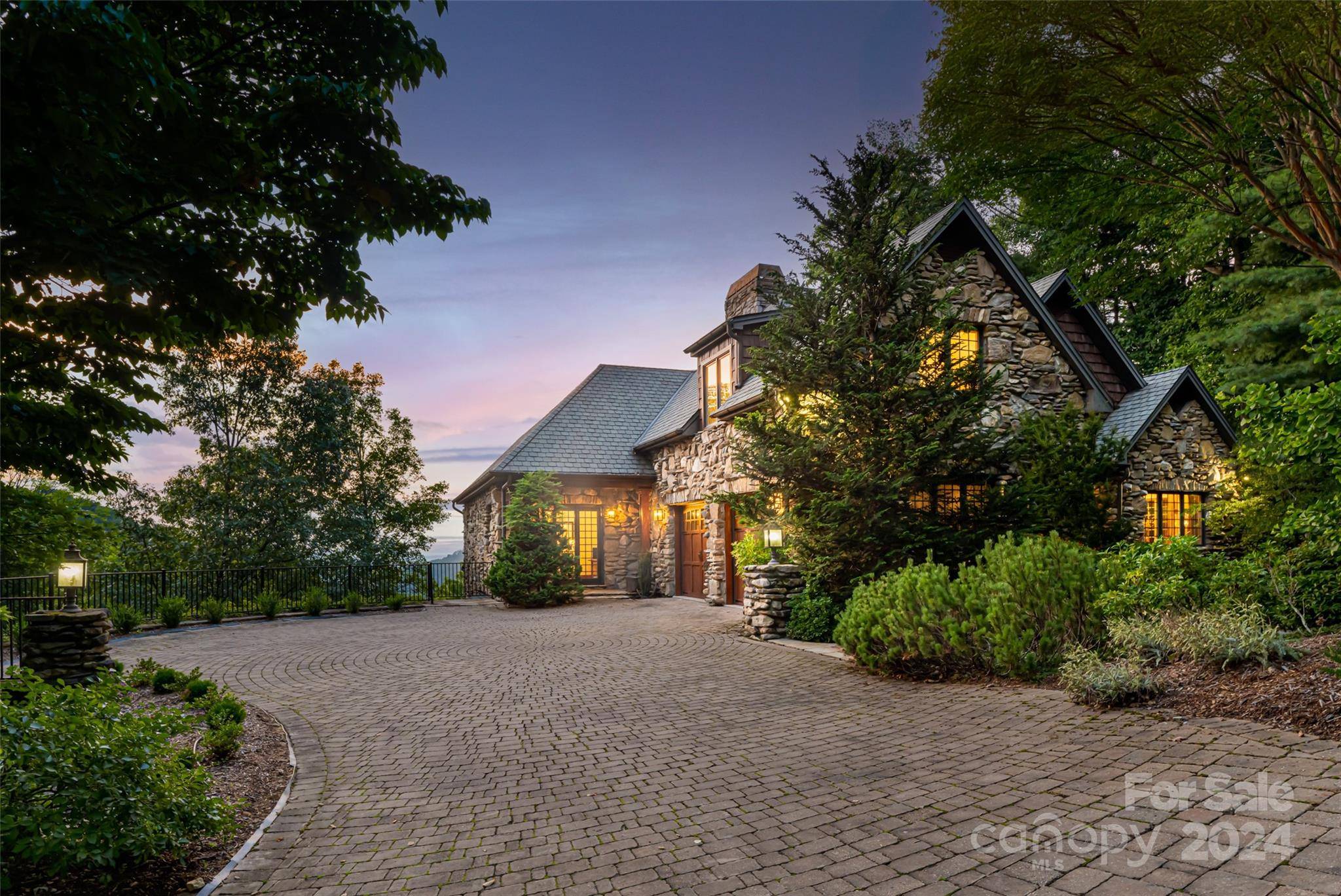 8 Timberwolf CT, Asheville, NC 28804