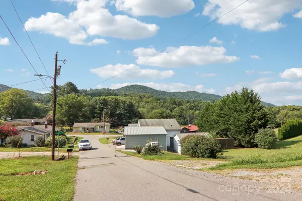 Canton, NC 28716,7 Lisa DR