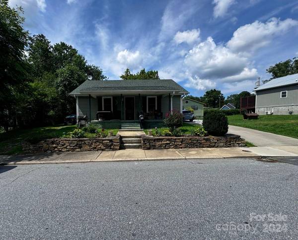 811 1st AVE W, Hendersonville, NC 28739