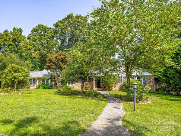 Hendersonville, NC 28791,1220 Woodmont DR