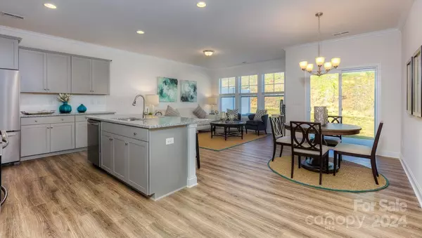Hendersonville, NC 28792,323 Creekview RD