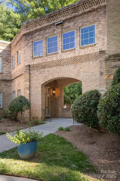 6 Village LN #B102, Asheville, NC 28803