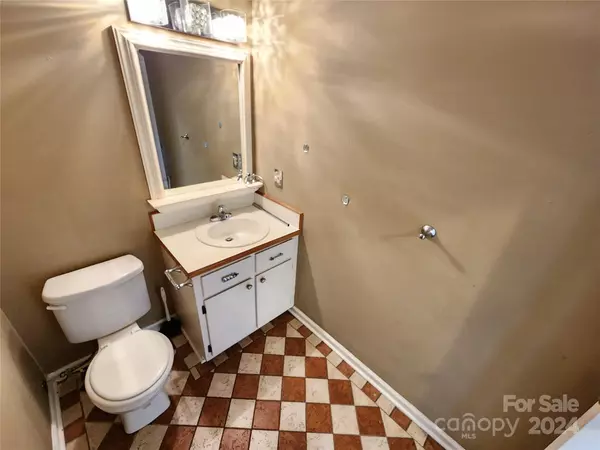 Conover, NC 28613,102 Brandywine DR NE #H2