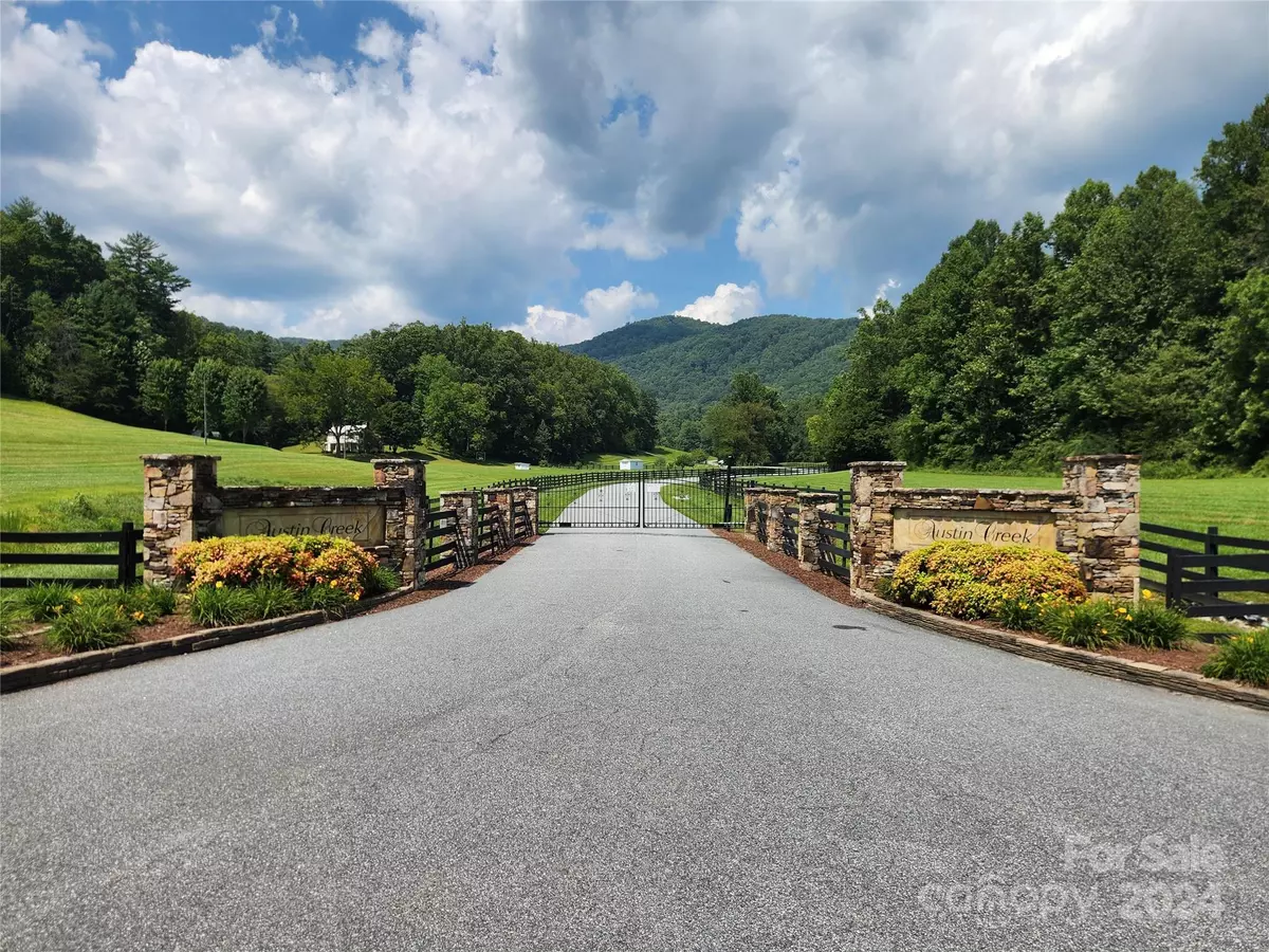 Lenoir, NC 28645,301 Bear Track LN #25