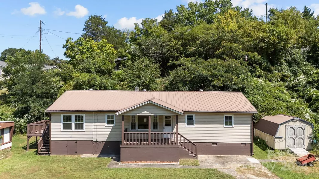 31 Raleigh LN, Hot Springs, NC 28743
