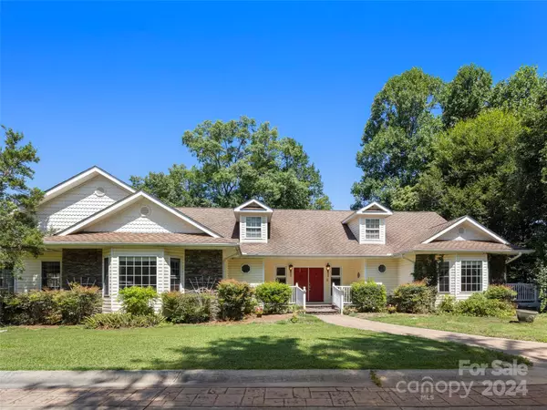 4901 Brevard RD, Horse Shoe, NC 28742