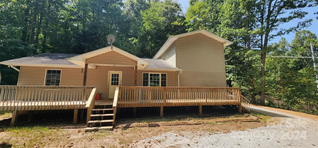 1900 Shook Cove RD, Tuckasegee, NC 28783