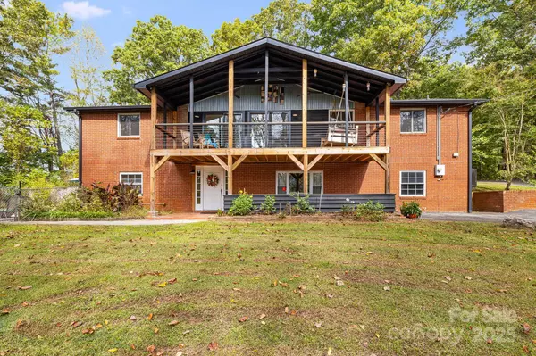 40 Mintz LN, Swannanoa, NC 28778