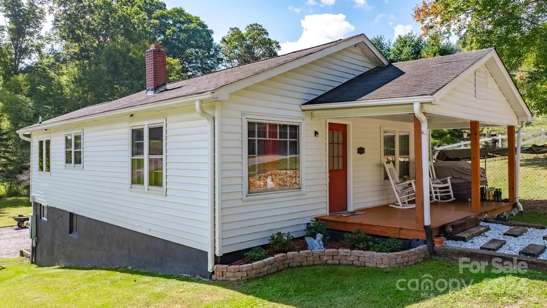 2906 Rabbit Skin RD, Waynesville, NC 28785