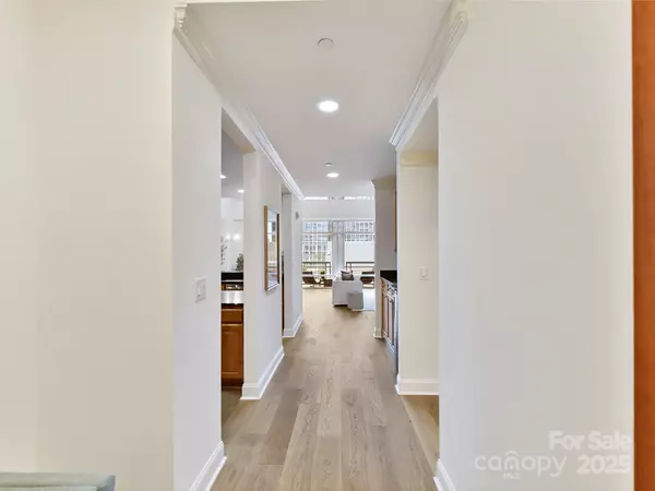 Charlotte, NC 28202,435 S Tryon ST #301