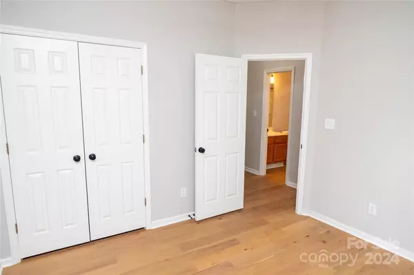 Charlotte, NC 28216,616 Oakbluff CIR