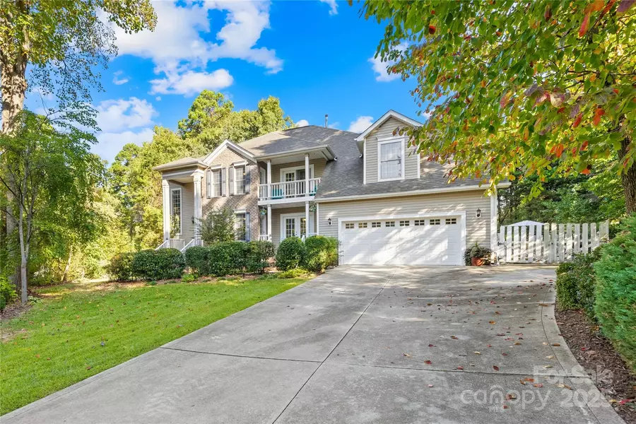 141 Red Brook LN, Mooresville, NC 28117