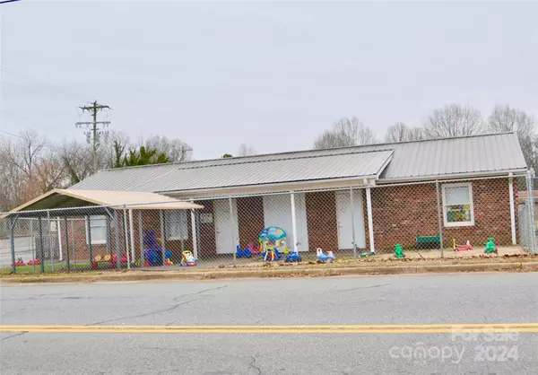 Ellenboro, NC 28040,143 Henrietta ST