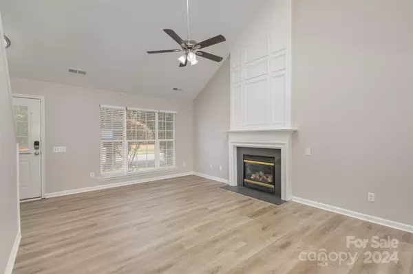 Charlotte, NC 28213,2828 Old Ironside DR