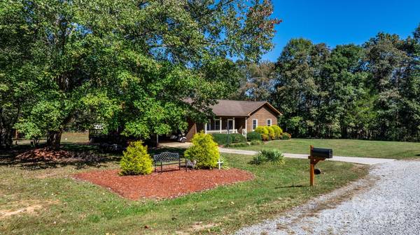 115 Coulwood DR, Hiddenite, NC 28636