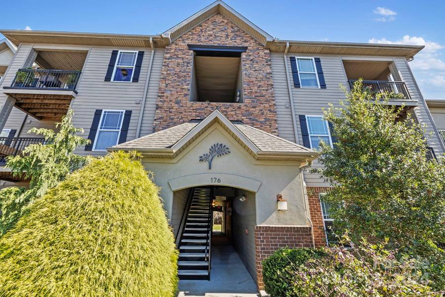 176 Brickton Village CIR #107, Fletcher, NC 28732