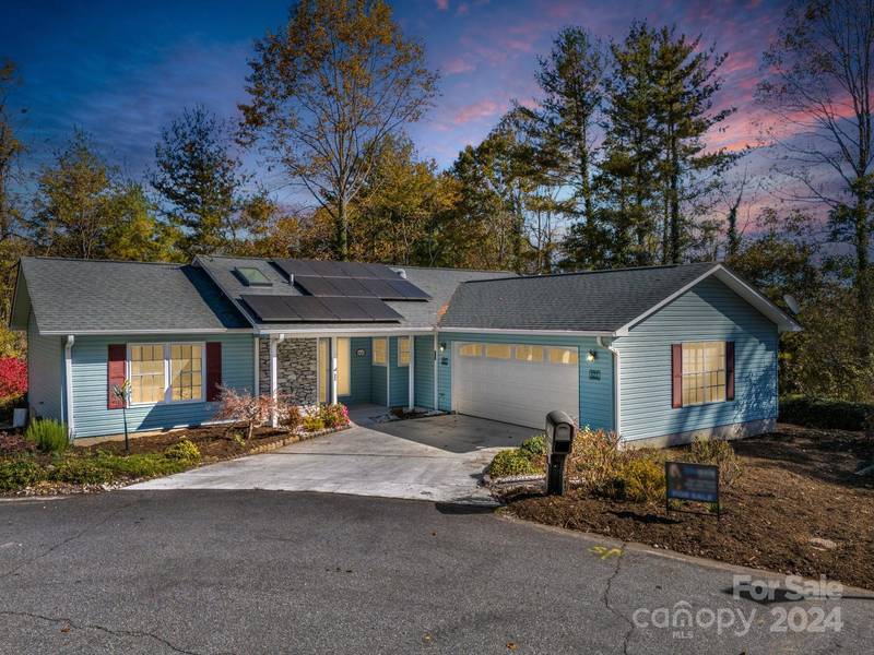 675 New Village DR, Hendersonville, NC 28791