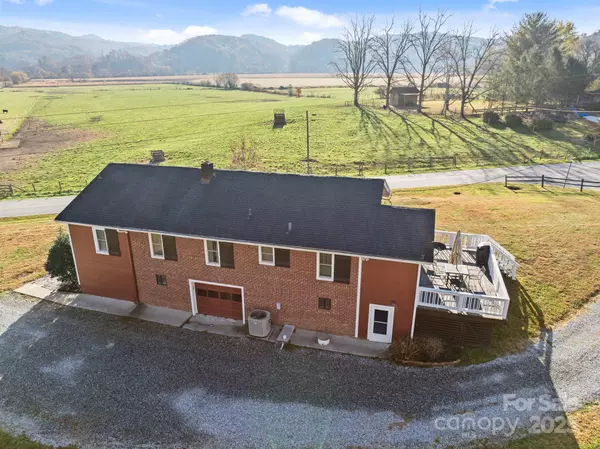 Brevard, NC 28712,522 Calvert RD