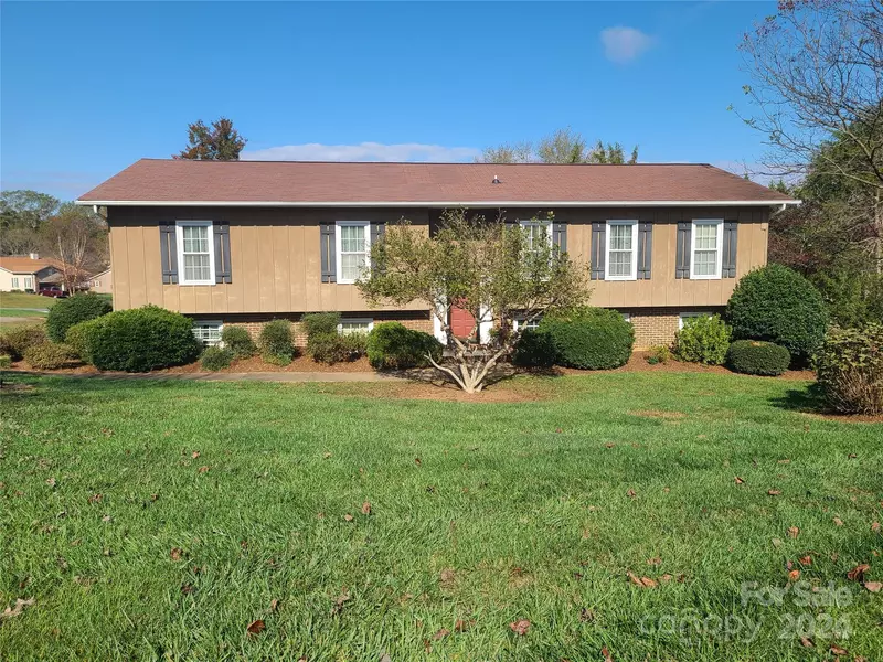 3626 10th Street DR NE, Hickory, NC 28601