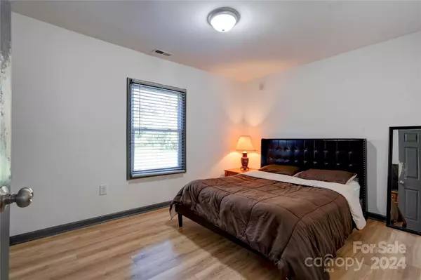 Shelby, NC 28150,710 W Elm ST