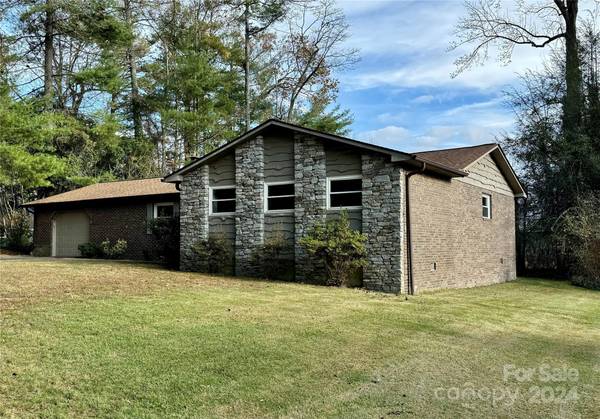 609 Pineland RD, Hendersonville, NC 28792