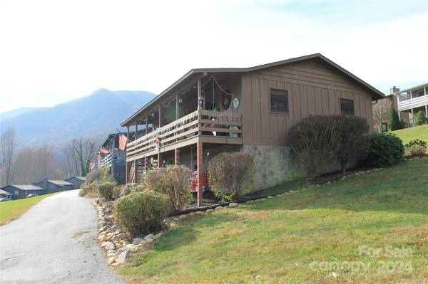 12 Boulder LN, Maggie Valley, NC 28751