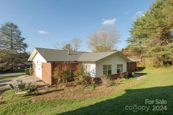 Hendersonville, NC 28792,393 Wayside LN