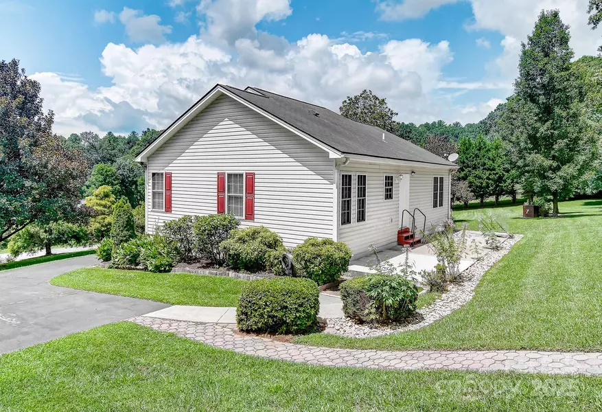99999 Black Bear Ridge TRL, Zirconia, NC 28790