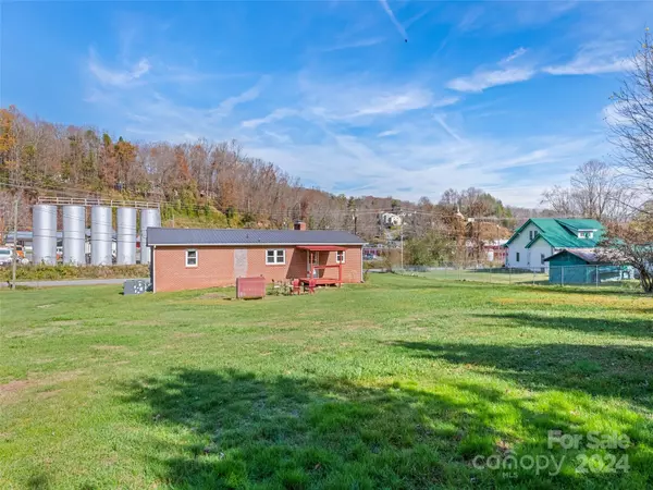 Waynesville, NC 28786,163 Dayton DR