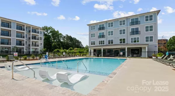 Charlotte, NC 28217,5120 77 Center DR #1B.4