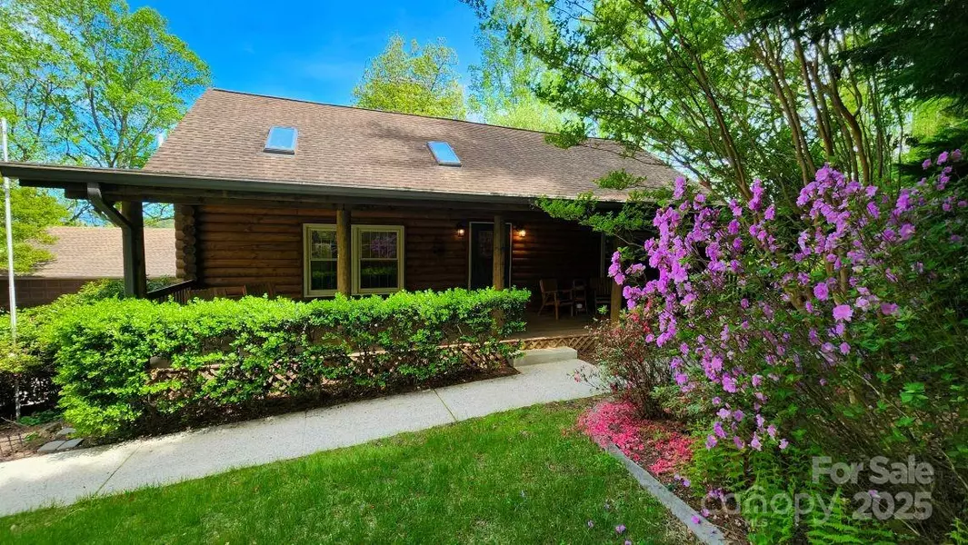 336 Winding Way LN, Hendersonville, NC 28792