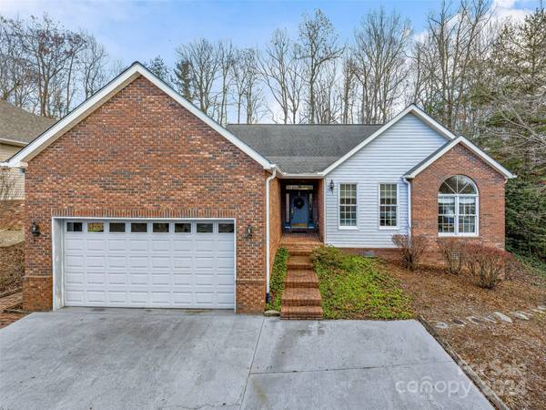 205 Tallyho LN, Hendersonville, NC 28791