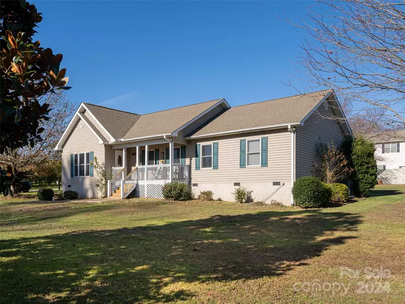 26 Tillman DR, Hendersonville, NC 28792