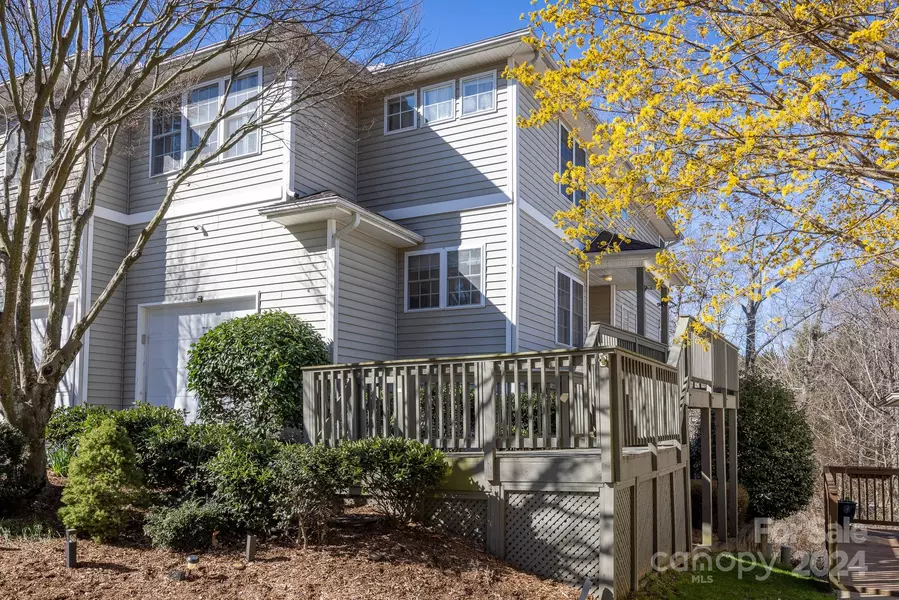 37 Farm LN, Mills River, NC 28759