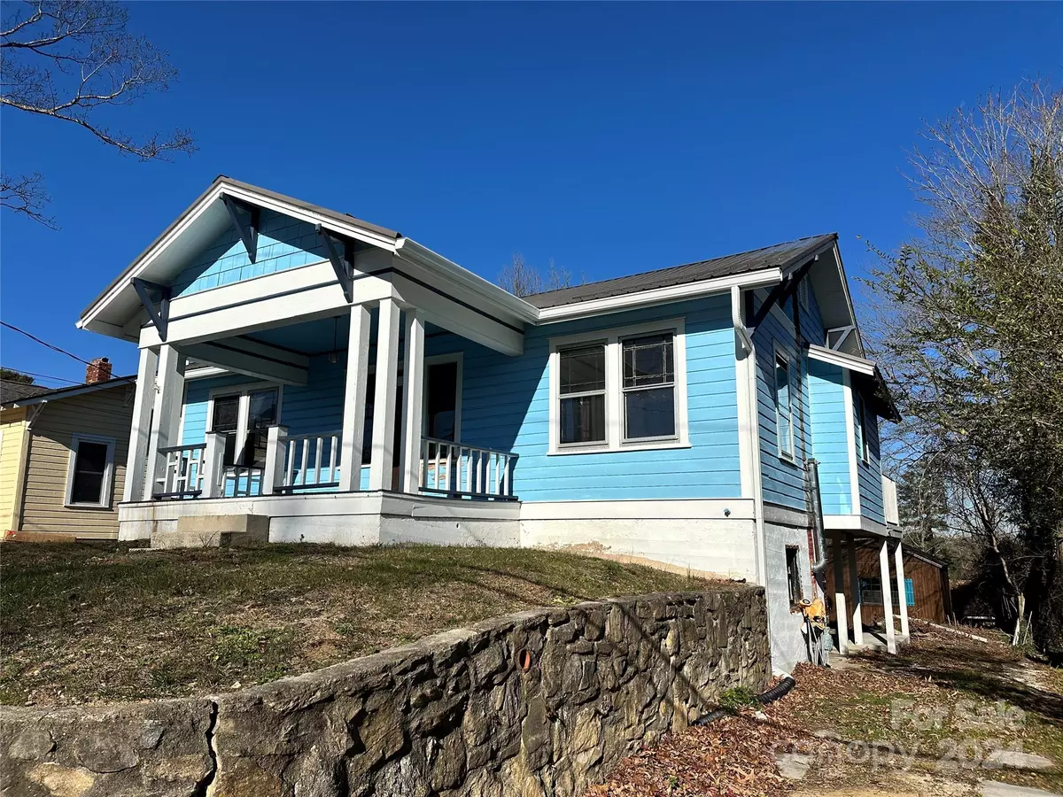 Hendersonville, NC 28792,908 Highland AVE