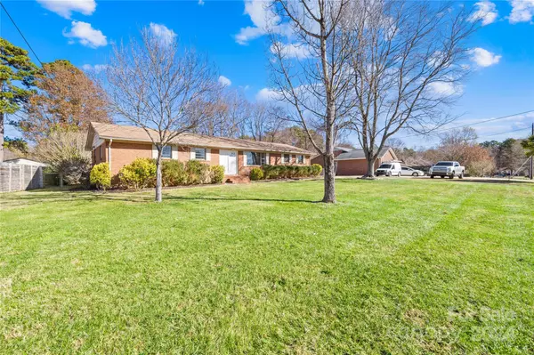 1904 Falconhurst DR, Charlotte, NC 28216