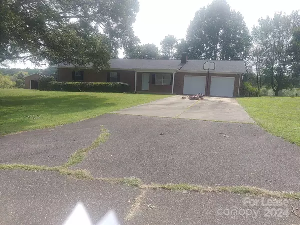 174 Stamey Payne LN, Hiddenite, NC 28636