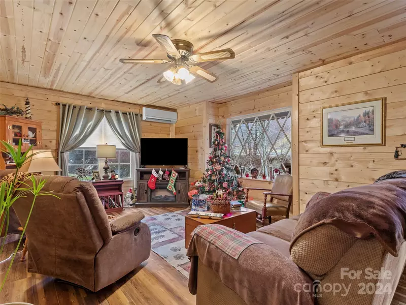 330 Old US 19E HWY, Spruce Pine, NC 28777