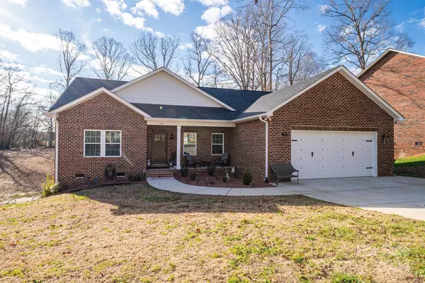 1533 Weatherwood DR, Lincolnton, NC 28092