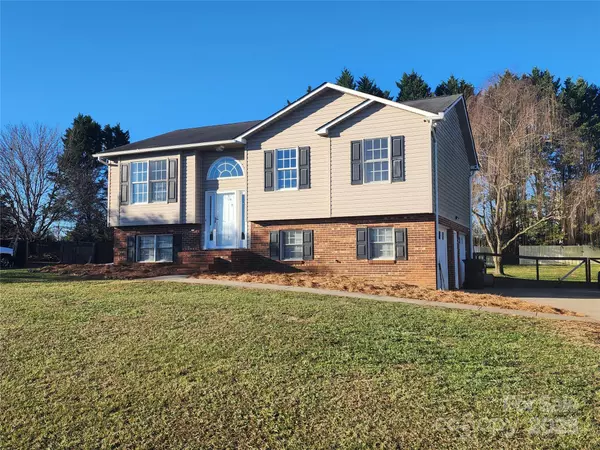 216 Pierce LN, Yadkinville, NC 27055