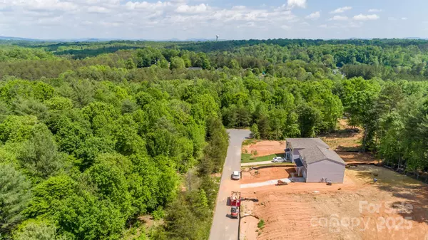 Hickory, NC 28601,2084 Country PL