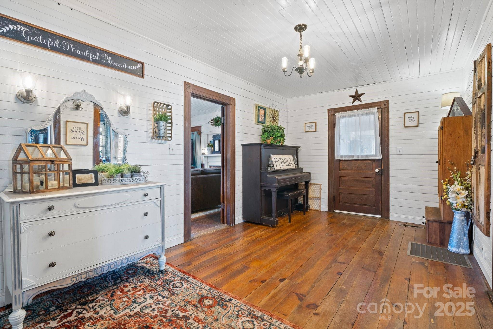 Hickory, NC 28601,673 Cape Hickory RD