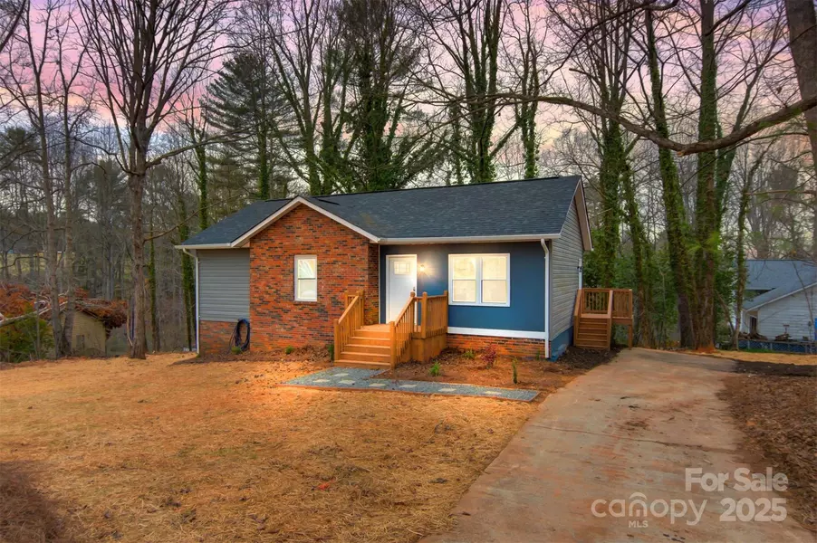 3711 Indian CT, Lenoir, NC 28601