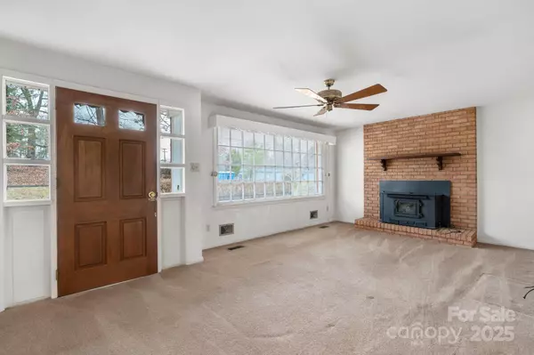 Hickory, NC 28602,925 37th ST SW